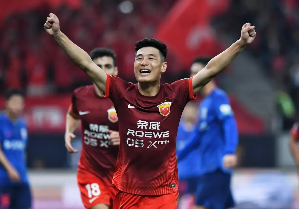 中超联赛关键一役，球队斗志昂扬